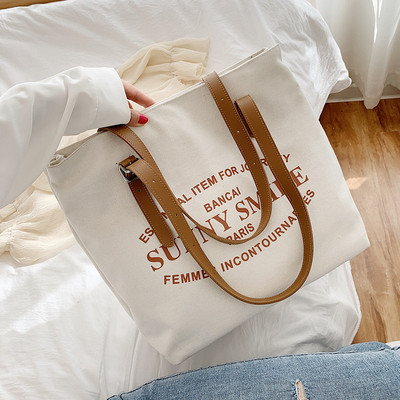 Γυναικεία καθημερινή τσάντα με επιγραφές και φερμουάρ