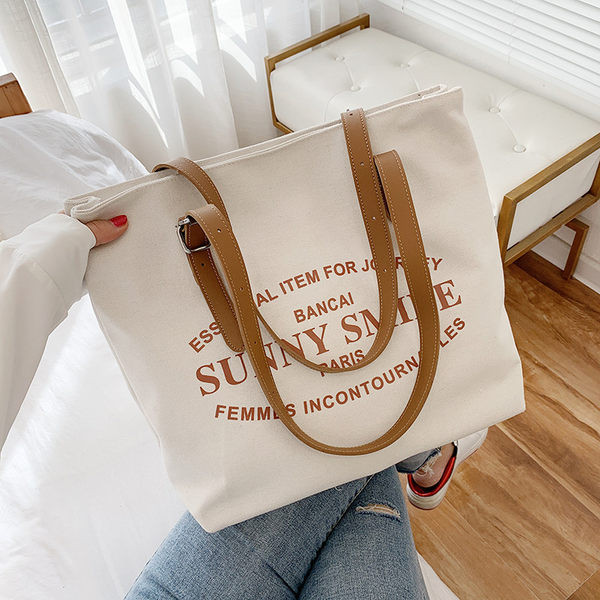 Γυναικεία καθημερινή τσάντα με επιγραφές και φερμουάρ