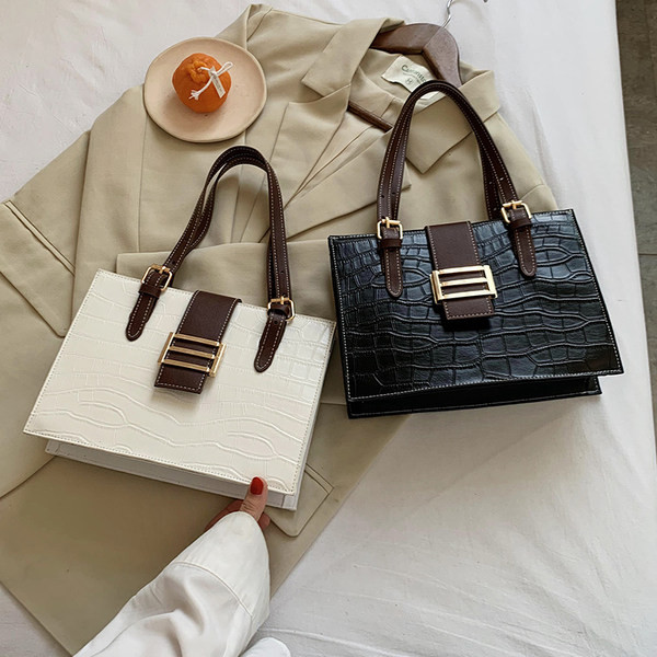 Γυναικεία τσάντα από έκο δέρμα με μεταλλική στερέωση με λαβές