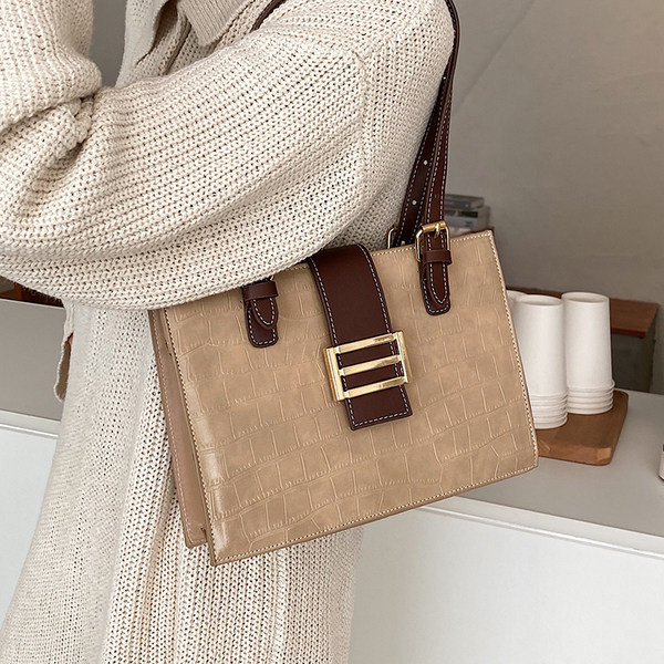 Γυναικεία τσάντα από έκο δέρμα με μεταλλική στερέωση με λαβές