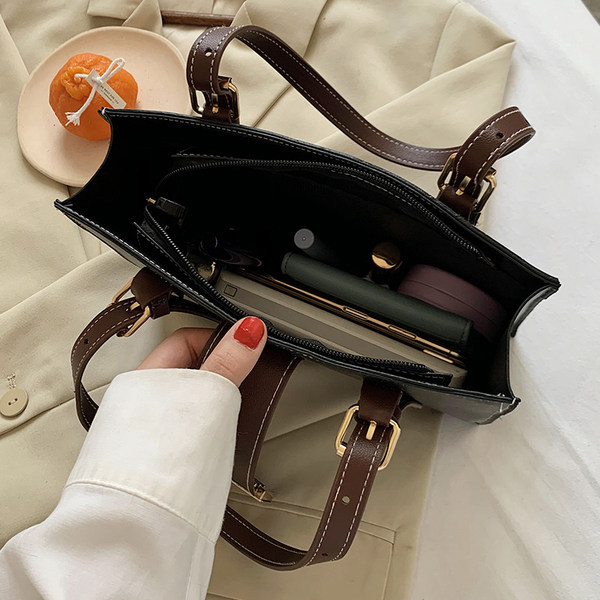 Γυναικεία τσάντα από έκο δέρμα με μεταλλική στερέωση με λαβές