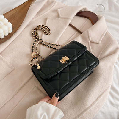 Geanta de dama patrata cu inchidere metalica