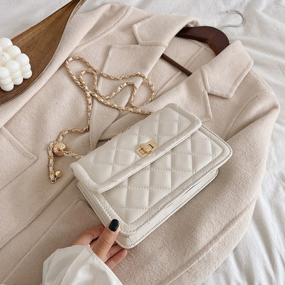 Geanta de dama patrata cu inchidere metalica