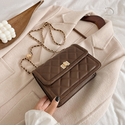 Geanta de dama patrata cu inchidere metalica