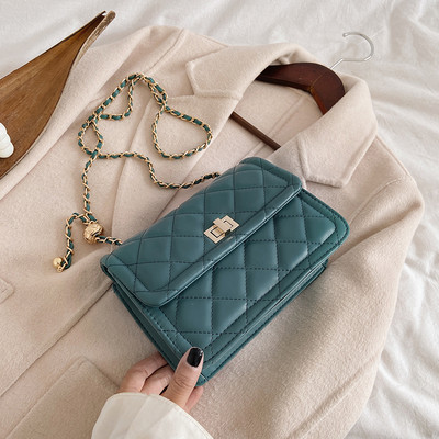 Geanta de dama patrata cu inchidere metalica