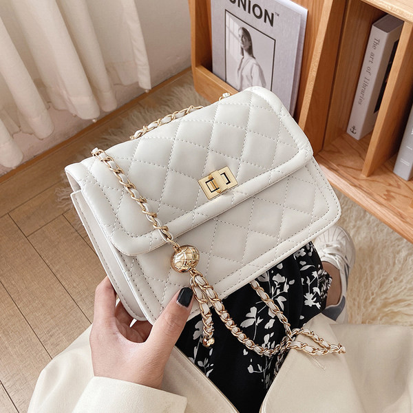 Geanta de dama patrata cu inchidere metalica