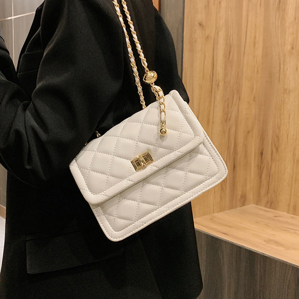 Geanta de dama patrata cu inchidere metalica