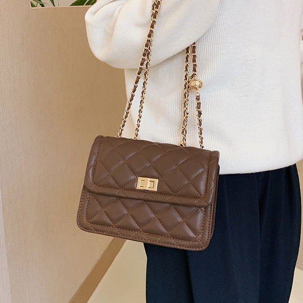 Geanta de dama patrata cu inchidere metalica