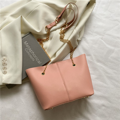 Καθημερινή γυναικεία τσάντα με μεταλλική αλυσίδα