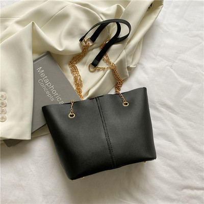 Καθημερινή γυναικεία τσάντα με μεταλλική αλυσίδα