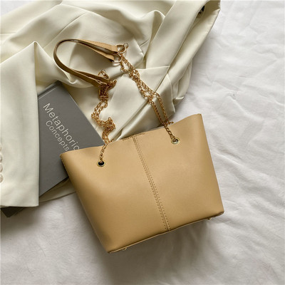 Καθημερινή γυναικεία τσάντα με μεταλλική αλυσίδα