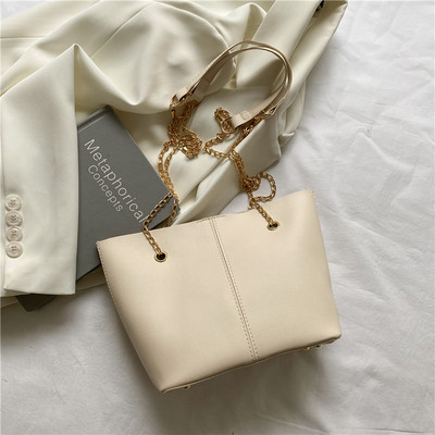 Καθημερινή γυναικεία τσάντα με μεταλλική αλυσίδα