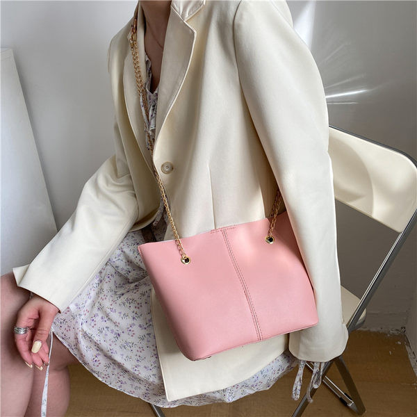 Καθημερινή γυναικεία τσάντα με μεταλλική αλυσίδα