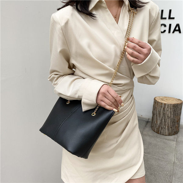 Καθημερινή γυναικεία τσάντα με μεταλλική αλυσίδα