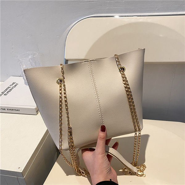 Καθημερινή γυναικεία τσάντα με μεταλλική αλυσίδα
