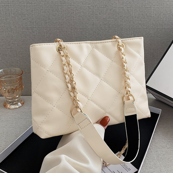 Γυναικεία μοντέρνα τσάντα με δύο λαβές από οικολογικό δέρμα σε τρία χρώματα