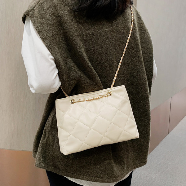 Γυναικεία μοντέρνα τσάντα με δύο λαβές από οικολογικό δέρμα σε τρία χρώματα