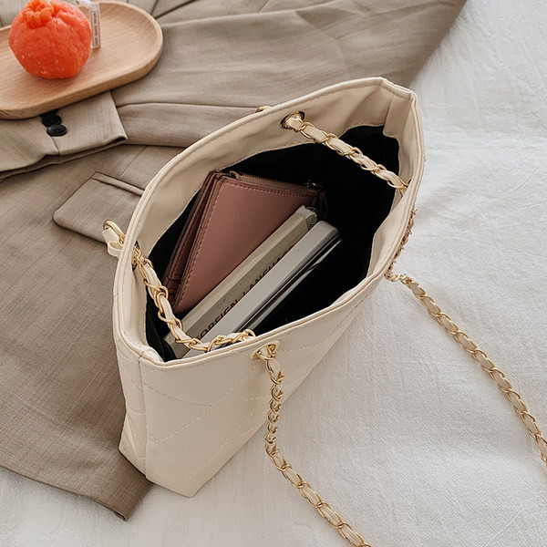 Γυναικεία μοντέρνα τσάντα με δύο λαβές από οικολογικό δέρμα σε τρία χρώματα