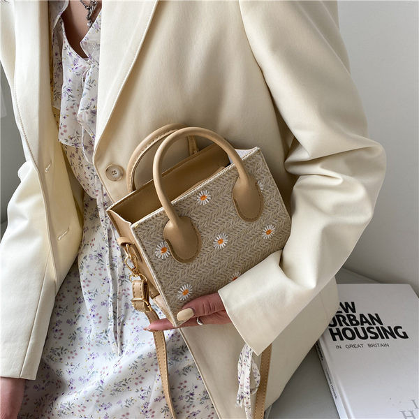 Καλοκαιρινή γυναικεία τσάντα με κεντημένα λουλούδια και δύο λαβές
