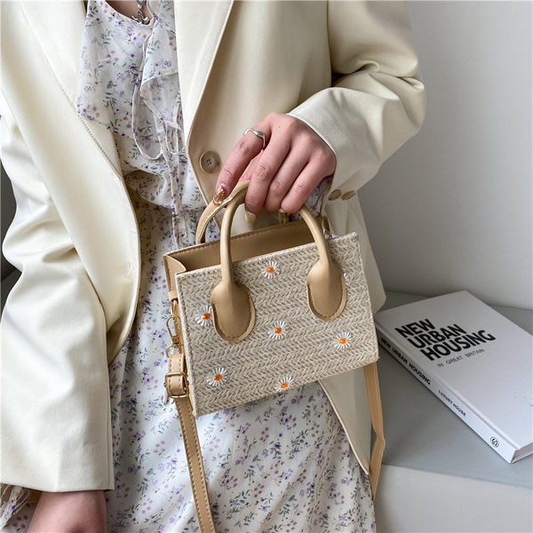 Καλοκαιρινή γυναικεία τσάντα με κεντημένα λουλούδια και δύο λαβές