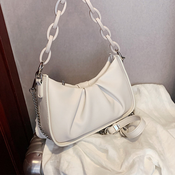 Γυναικεία τσάντα με μεταλλικό στοιχείο - μακριά λαβή