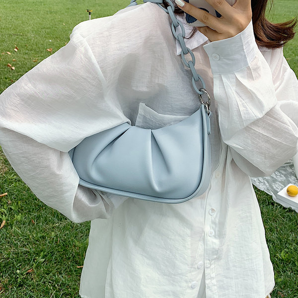 Γυναικεία τσάντα με μεταλλικό στοιχείο - μακριά λαβή