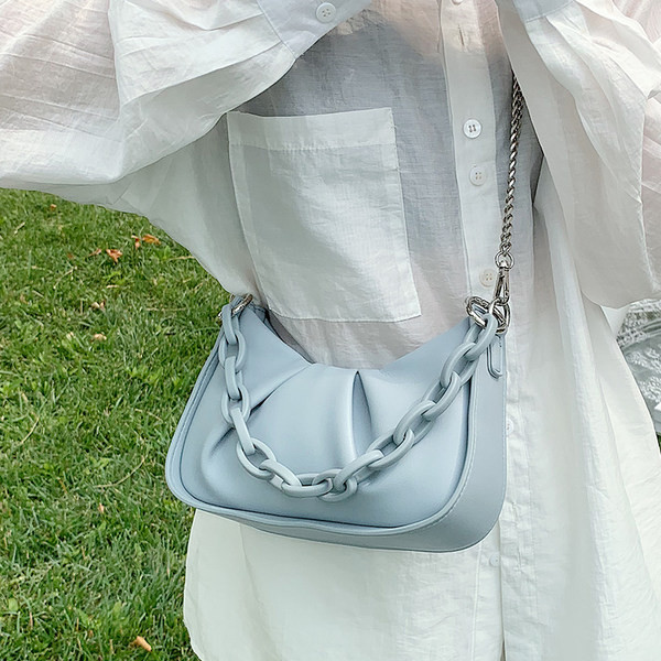 Γυναικεία τσάντα με μεταλλικό στοιχείο - μακριά λαβή