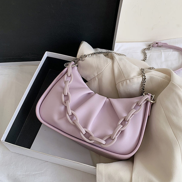 Γυναικεία τσάντα με μεταλλικό στοιχείο - μακριά λαβή