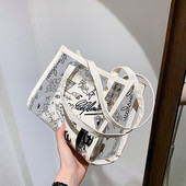 Γυναικεία διαφανής τσάντα με μεταλλικά στοιχεία