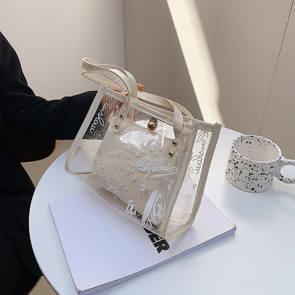 Γυναικεία διαφανής τσάντα με μεταλλικά στοιχεία