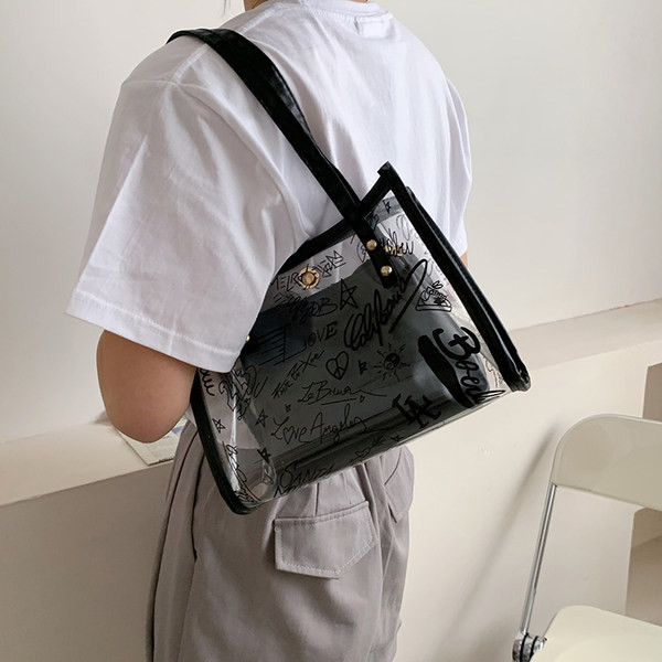 Γυναικεία διαφανής τσάντα με μεταλλικά στοιχεία