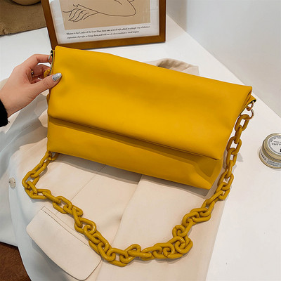 Γυναικεία τσάντα με αλυσίδα σε τέσσερα χρώματα