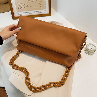 Γυναικεία τσάντα με αλυσίδα σε τέσσερα χρώματα