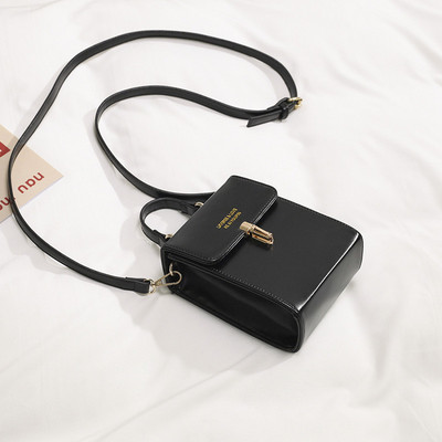 Geanta de dama din piele cu inchidere metalica si doua manere