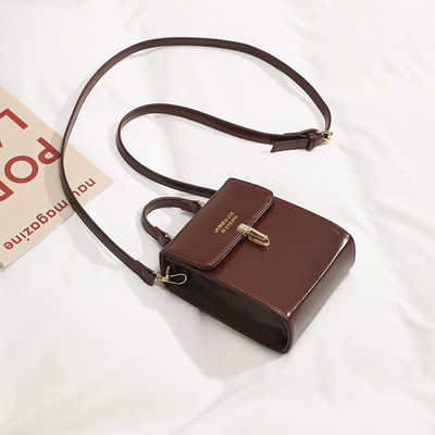 Geanta de dama din piele cu inchidere metalica si doua manere