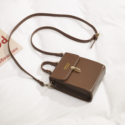 Geanta de dama din piele cu inchidere metalica si doua manere