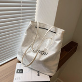 Lakota sieviešu plecu soma ar uzrakstu