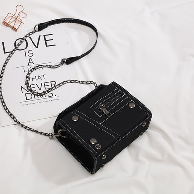 Σύγχρονη γυναικεία τσάντα με μεταλλική λαβή