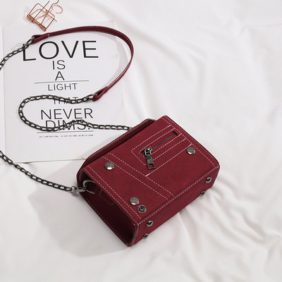 Σύγχρονη γυναικεία τσάντα με μεταλλική λαβή