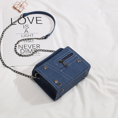 Σύγχρονη γυναικεία τσάντα με μεταλλική λαβή