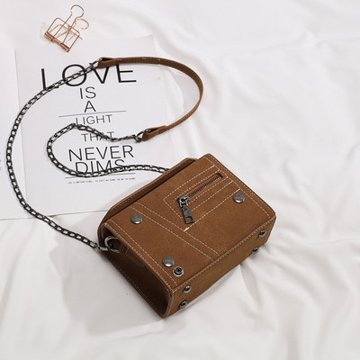 Σύγχρονη γυναικεία τσάντα με μεταλλική λαβή