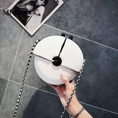 Γυναικεία στρογγυλή τσάντα με μεταλλική στερέωση