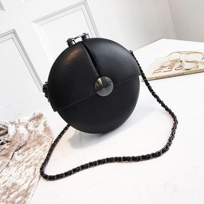 Γυναικεία στρογγυλή τσάντα με μεταλλική στερέωση