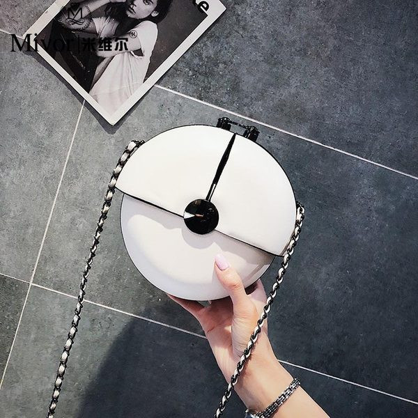 Γυναικεία στρογγυλή τσάντα με μεταλλική στερέωση