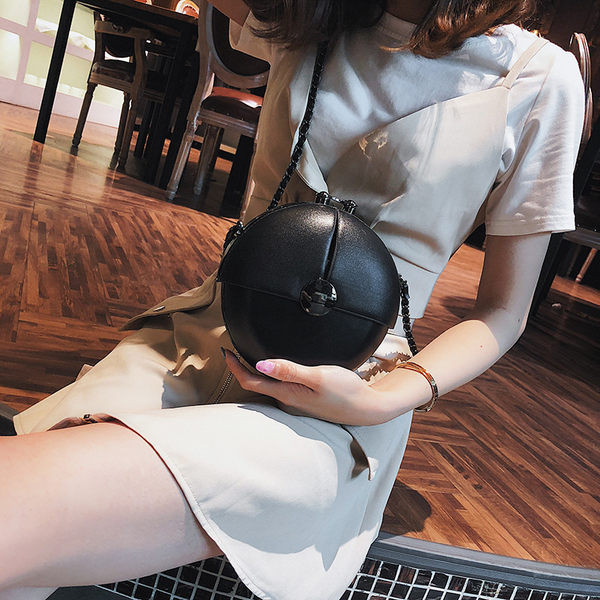 Γυναικεία στρογγυλή τσάντα με μεταλλική στερέωση