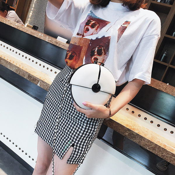 Γυναικεία στρογγυλή τσάντα με μεταλλική στερέωση