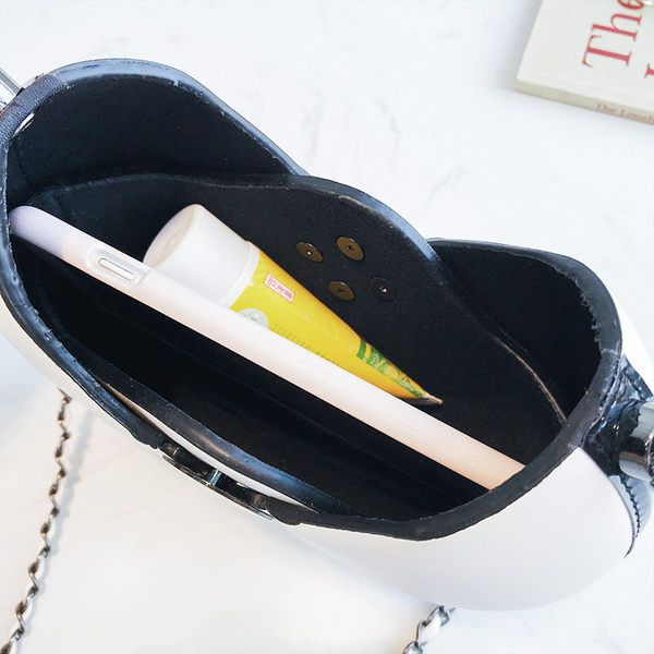 Γυναικεία στρογγυλή τσάντα με μεταλλική στερέωση