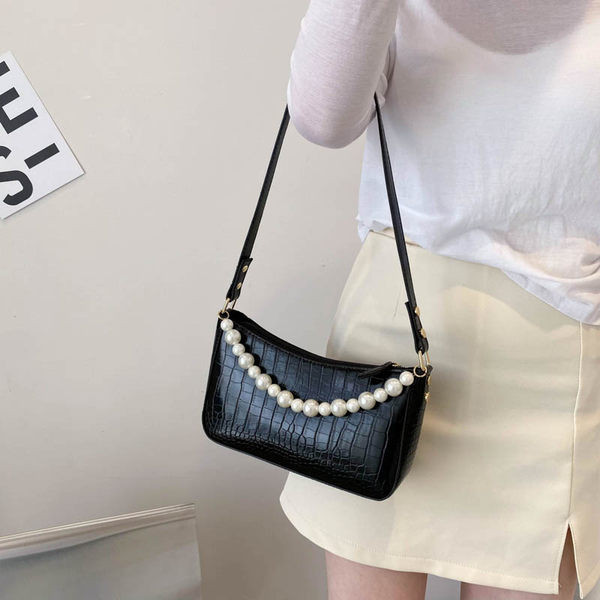 Sieviešu ādas soma ar īsu pērļu rokturi