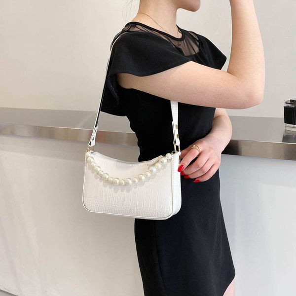 Sieviešu ādas soma ar īsu pērļu rokturi