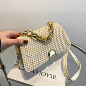 Moderna sieviešu soma ar metāla ķēdīti un aizdari